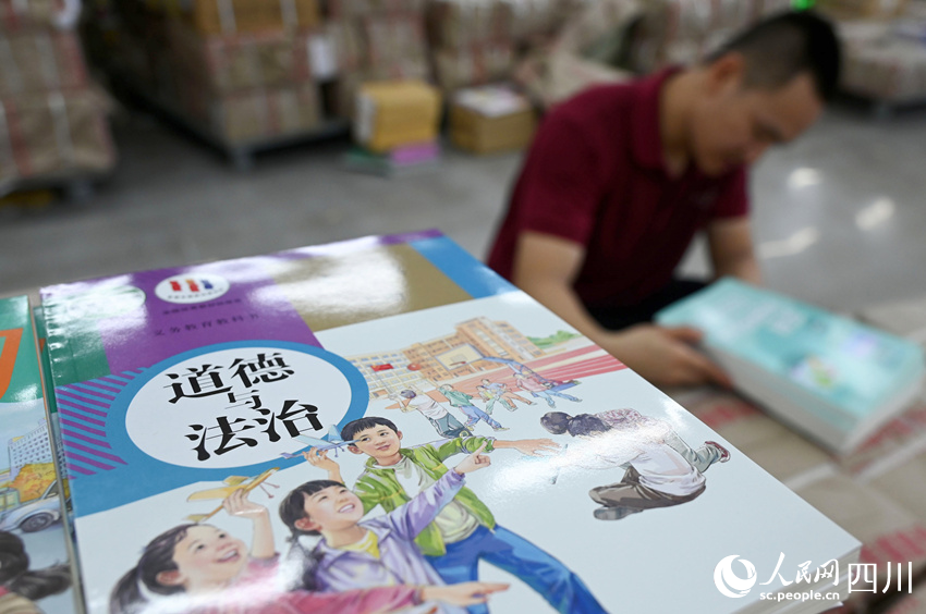 清點整理新學(xué)期教材。蘭自濤攝