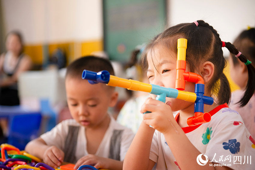 開學了，又玩上了心愛的玩具。張玲攝