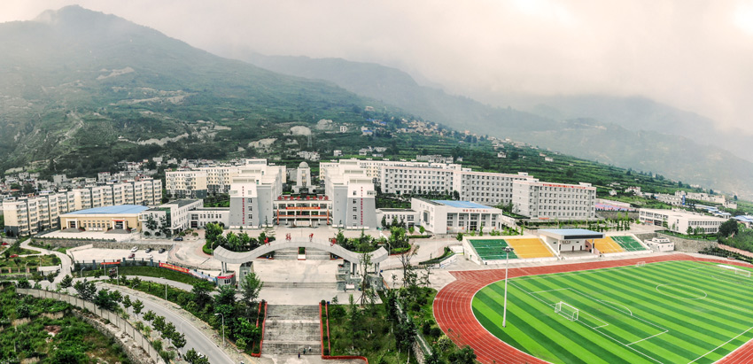 災后重建的茂縣中學全景。阿壩州委宣傳部供圖
