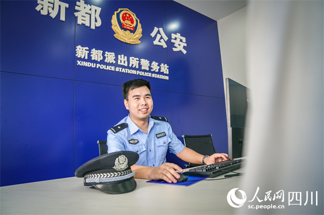民警在警務(wù)站內(nèi)接待求助群眾。陳智豪攝