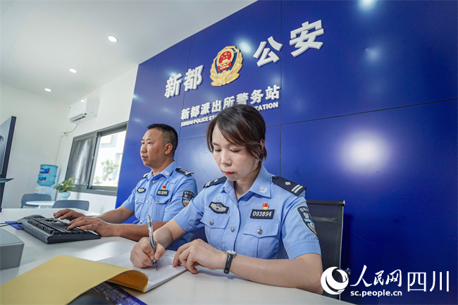 民警在警務(wù)站內(nèi)開展工作。陳智豪攝