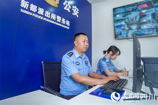 民警在警務(wù)站內(nèi)開展工作。陳智豪攝