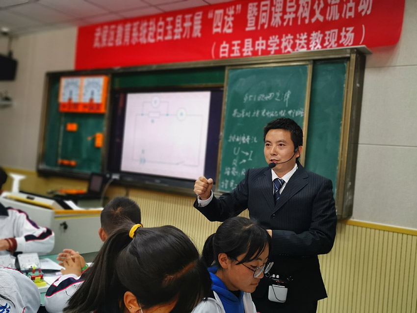 程光偉給學(xué)生上課。受訪者供圖