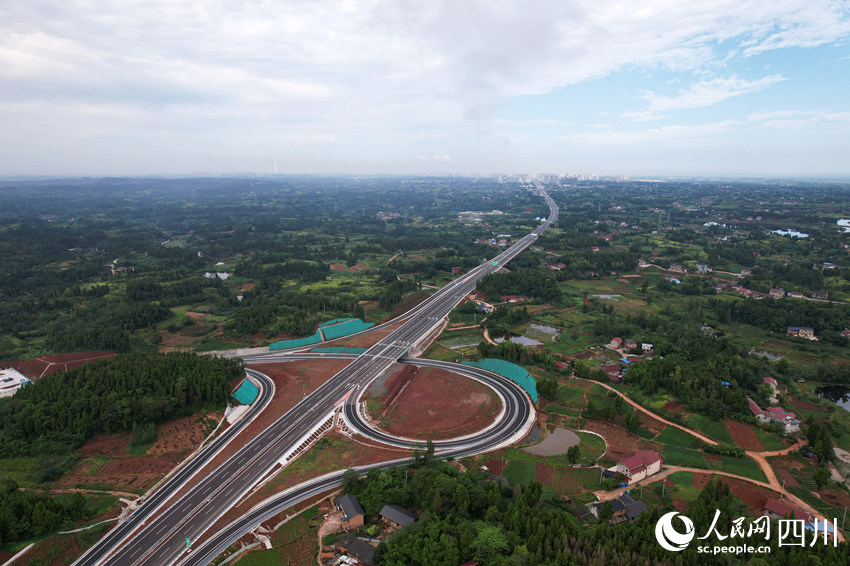 內(nèi)（江）大（足）高速公路四川段順利完工并通過(guò)驗(yàn)收。蘭自濤攝
