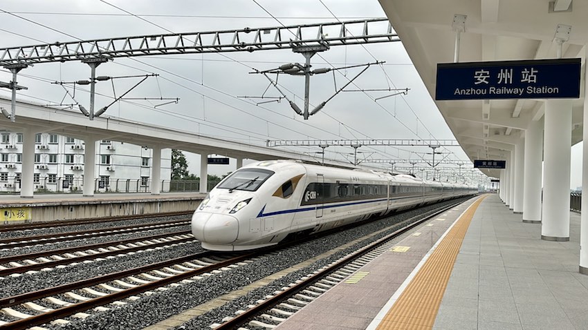 9月14日，川青鐵路運(yùn)行試驗(yàn)車經(jīng)過(guò)安州站。成都鐵路供圖
