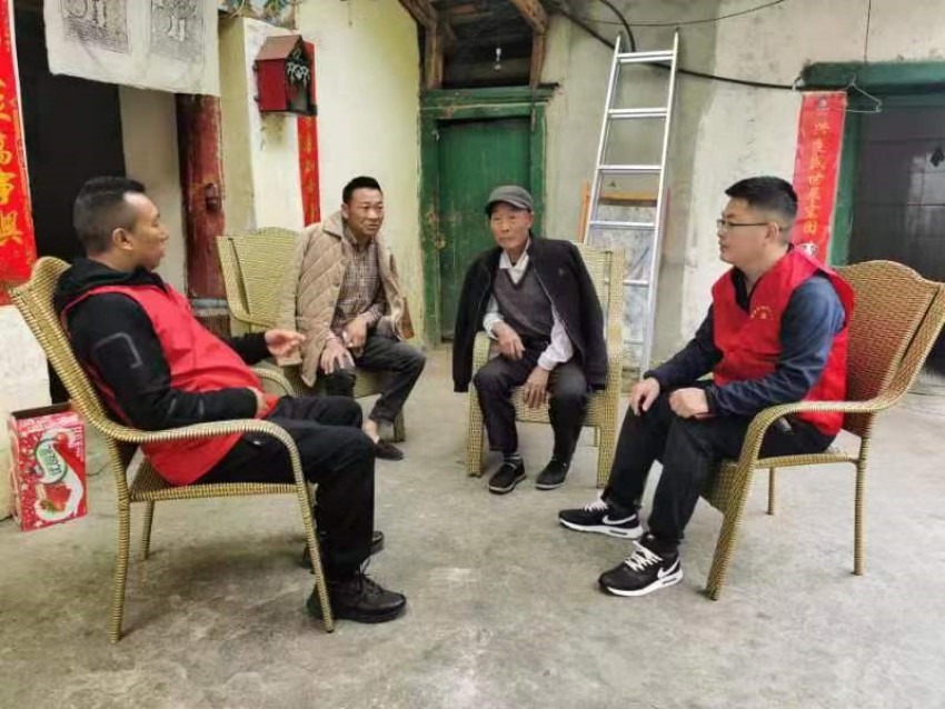 工作中的曹翔。黑水縣委宣傳部供圖