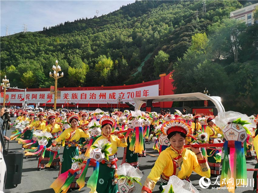 參加非遺巡游，展示文化自信。人民網(wǎng)記者 劉海天攝