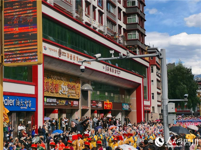 巡游隊伍通過大街。人民網(wǎng)記者 劉海天攝