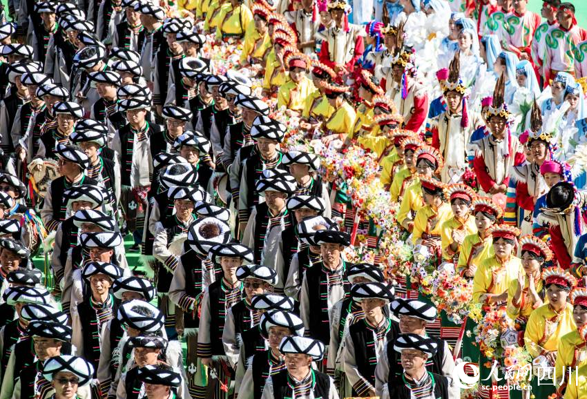 四川省阿壩藏族羌族自治州成立70周年慶祝大會(huì)現(xiàn)場(chǎng)。劉國(guó)興攝