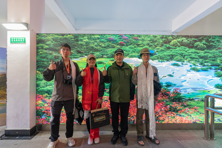 游客為黃龍景區(qū)點(diǎn)贊。黃管局供圖