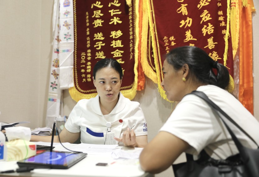 位于四川成都錦欣西囡婦女兒童醫(yī)院石榴籽示范科室，護士且沙么此扎正在與患者溝通。王磊供圖