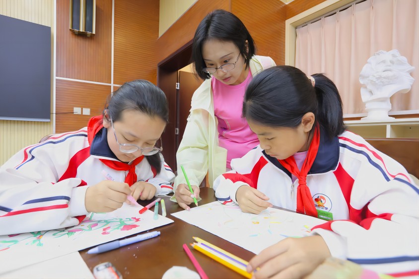 四川省汶川中學(xué)內(nèi)，學(xué)生們正在學(xué)習(xí)繪制羌繡紋樣。王磊供圖