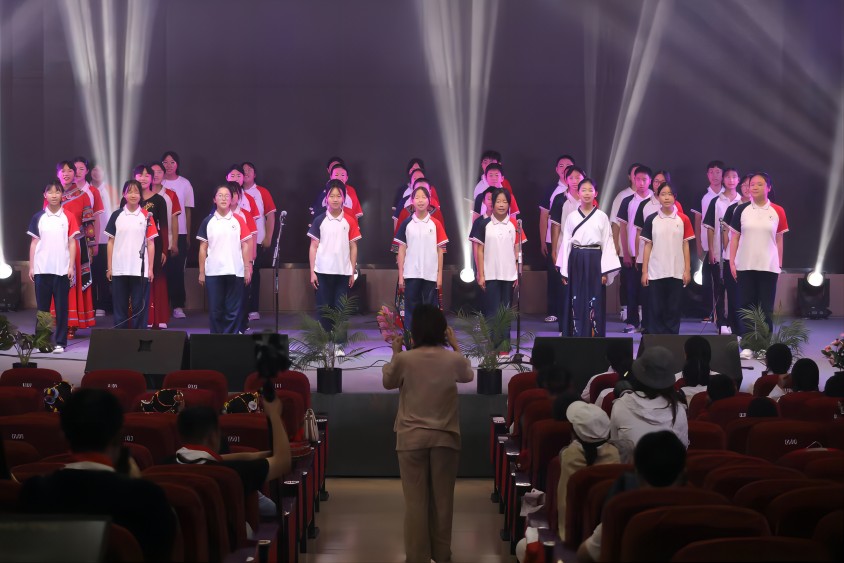 四川省汶川中學(xué)校園內(nèi)，學(xué)生們正在表演節(jié)目為參加州慶活動作準(zhǔn)備。王磊供圖