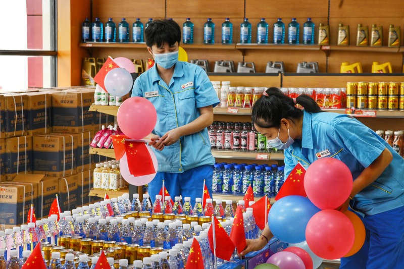 國慶節(jié)便利店氛圍打造。王夢穎供圖
