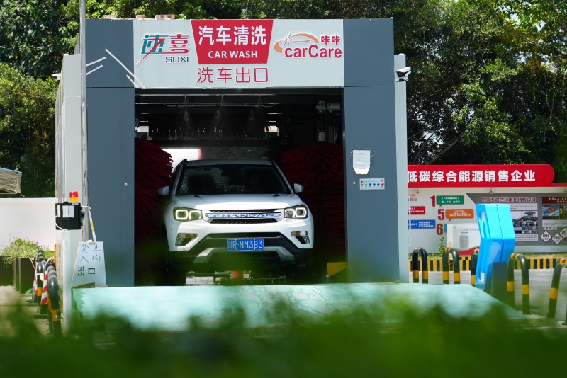 如今到加油站順便洗車，已經(jīng)成為更多人的選擇。圖為順濱站快進(jìn)快出自動洗車服務(wù)。趙月供圖