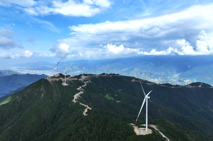 雅礱江臘巴山風(fēng)電場。雅礱江公司供圖