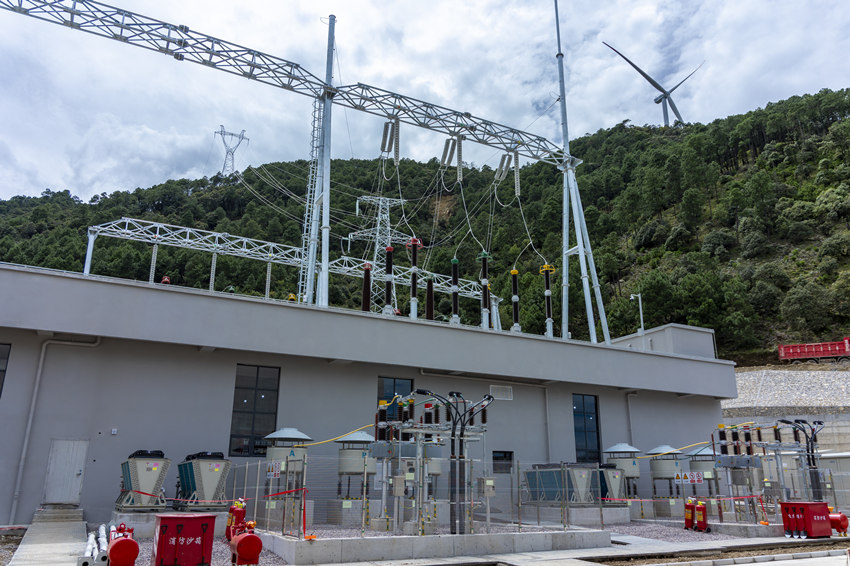 雅礱江臘巴山風(fēng)電項目輸電線路。雅礱江公司供圖
