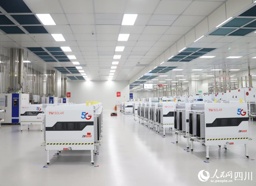 通威太陽能金堂基地5G智能制造生產(chǎn)車間。人民網(wǎng) 趙祖樂攝
