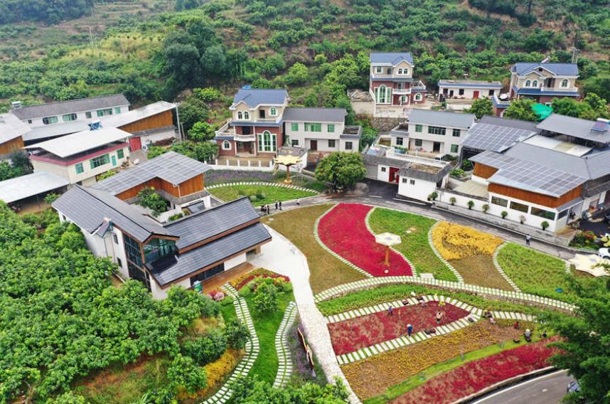 在混撒拉村，分布式光伏發(fā)電板隨處可見。受訪者供圖