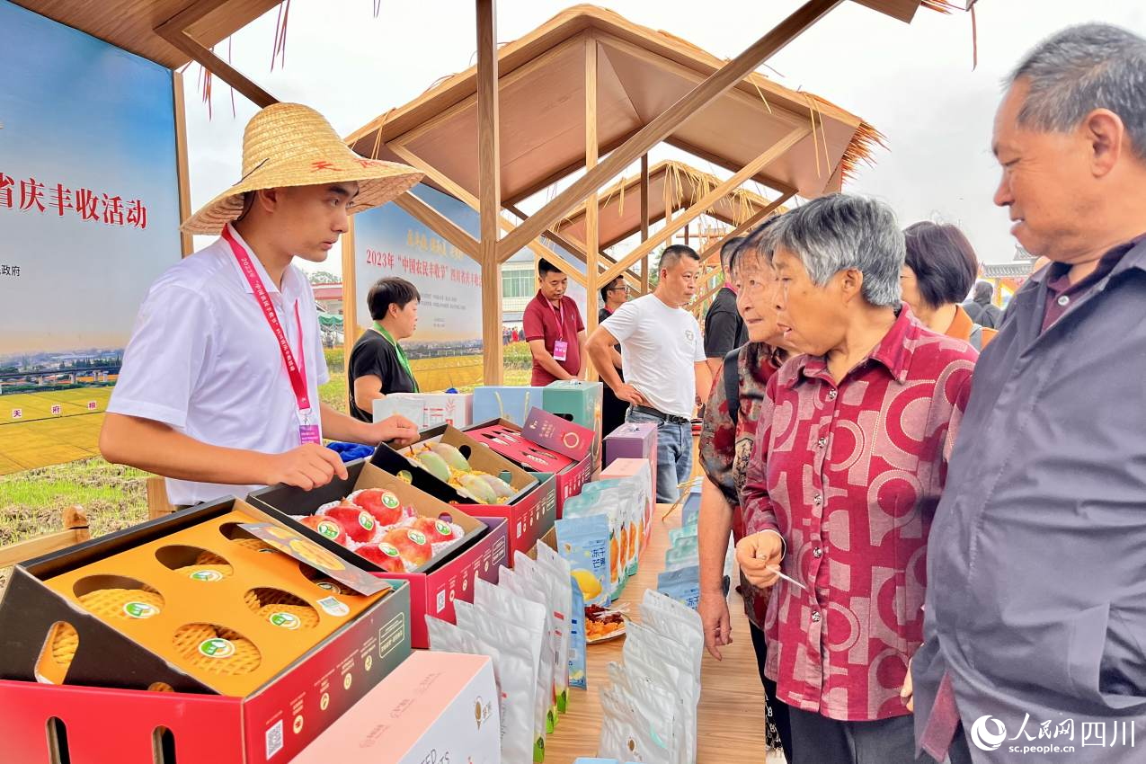 2023年“中國農(nóng)民豐收節(jié)”四川省慶豐收活動現(xiàn)場。人民網(wǎng)記者 朱虹攝 