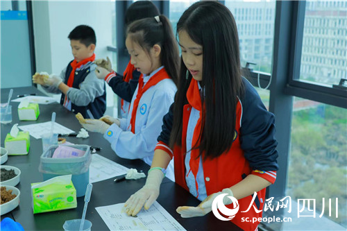孩子們正在做實(shí)驗(yàn)。人民網(wǎng)記者 李平攝