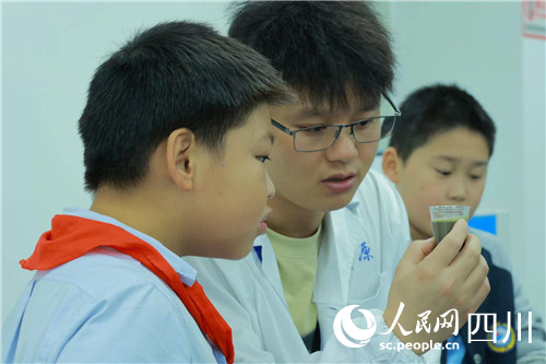 專家?guī)ьI(lǐng)孩子們做實(shí)驗。人民網(wǎng)記者 李平攝