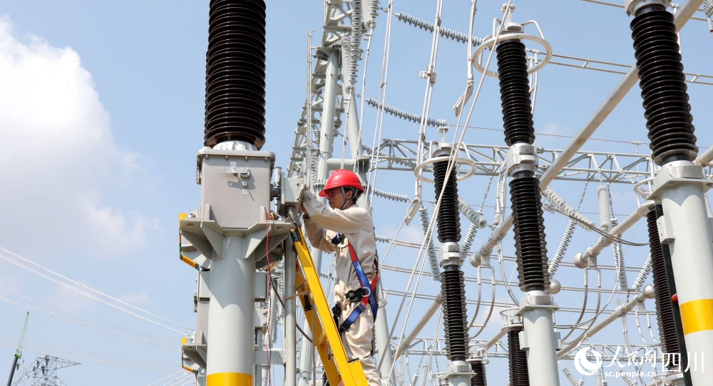 樂山南500千伏輸變電工程投運(yùn)調(diào)試現(xiàn)場(chǎng)。李云攝