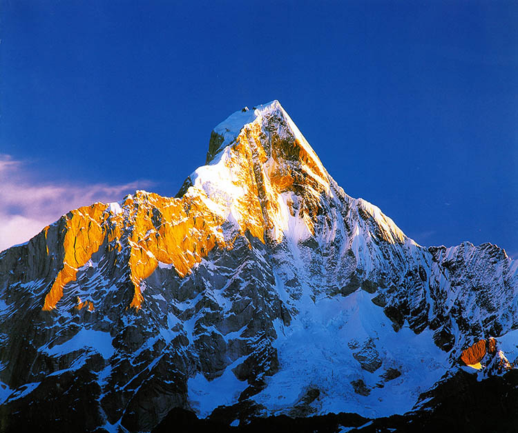 四姑娘山景區(qū)內(nèi)的雪峰。四管局供圖