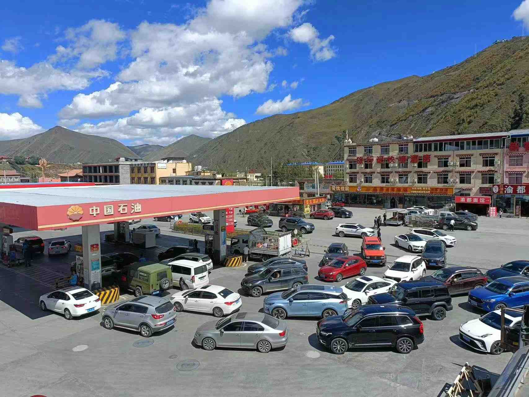 中國石油四川銷售公司各加油站內(nèi)，“雙節(jié)”返程車流有序排起了長隊。尼爾月拉攝