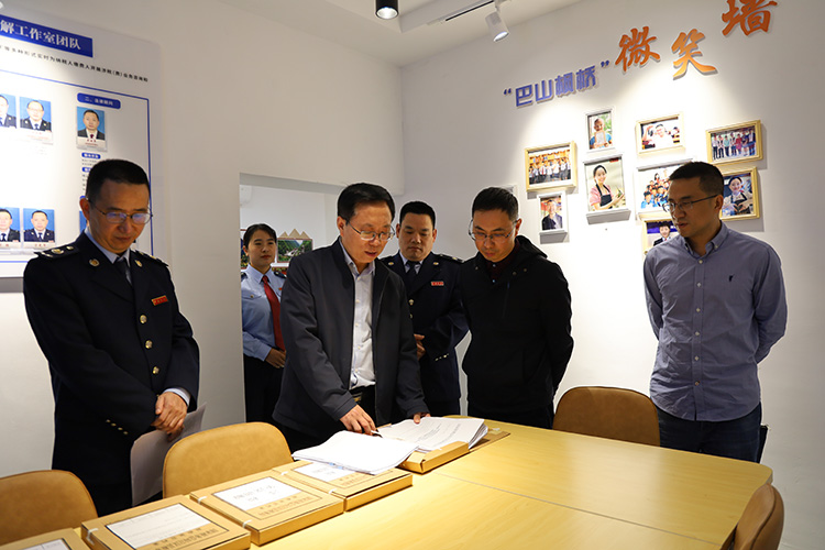 領(lǐng)導(dǎo)在宣漢“巴山楓橋”稅務(wù)分局調(diào)研。達(dá)州市稅務(wù)局供圖