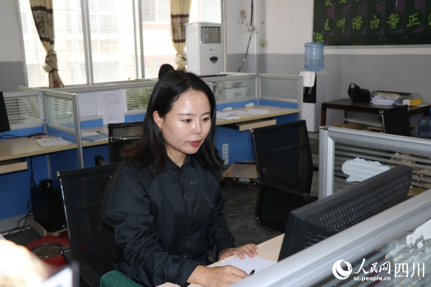 正在備課的英語老師澤曉英。人民網(wǎng)記者 王洪江攝
