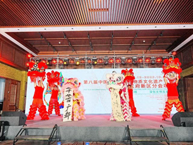 傳統(tǒng)舞獅表演。