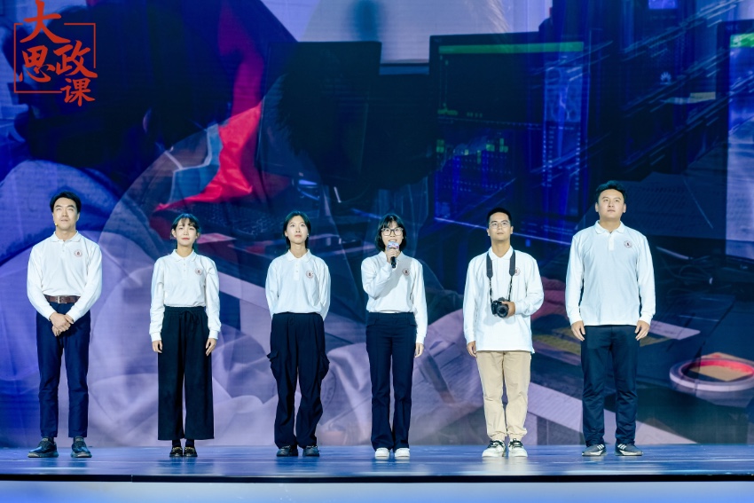 四川大學(xué)三星堆遺址考古隊(duì)隊(duì)長(zhǎng)、考古文博學(xué)院教授黎海超和四川大學(xué)三星堆遺址考古隊(duì)隊(duì)員們