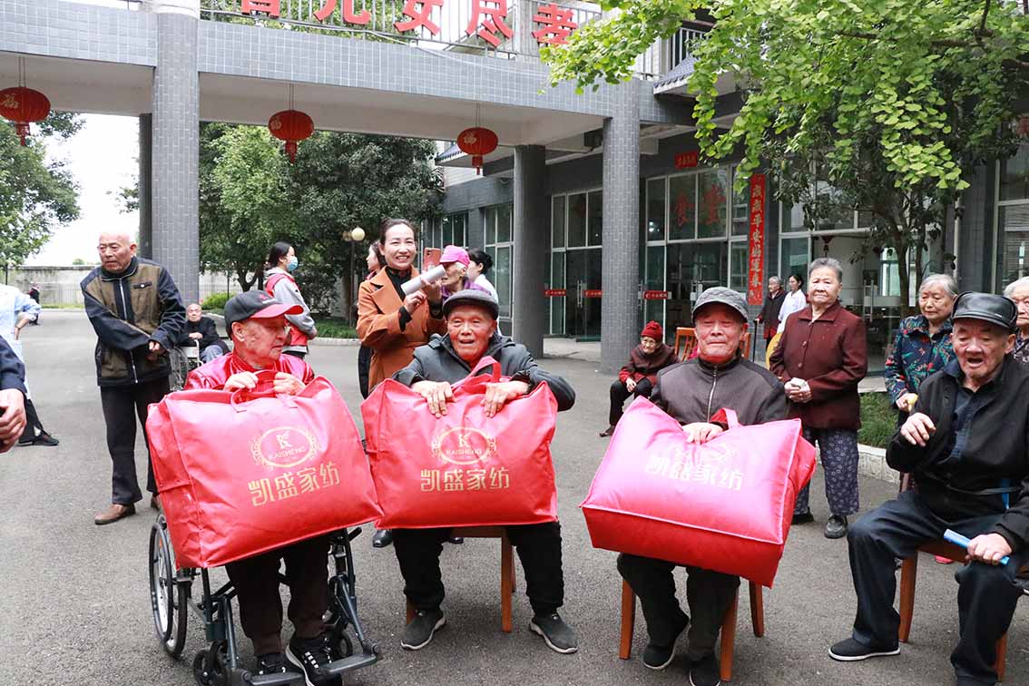 為老人送棉被。眉山市彭山區(qū)委宣傳部供圖