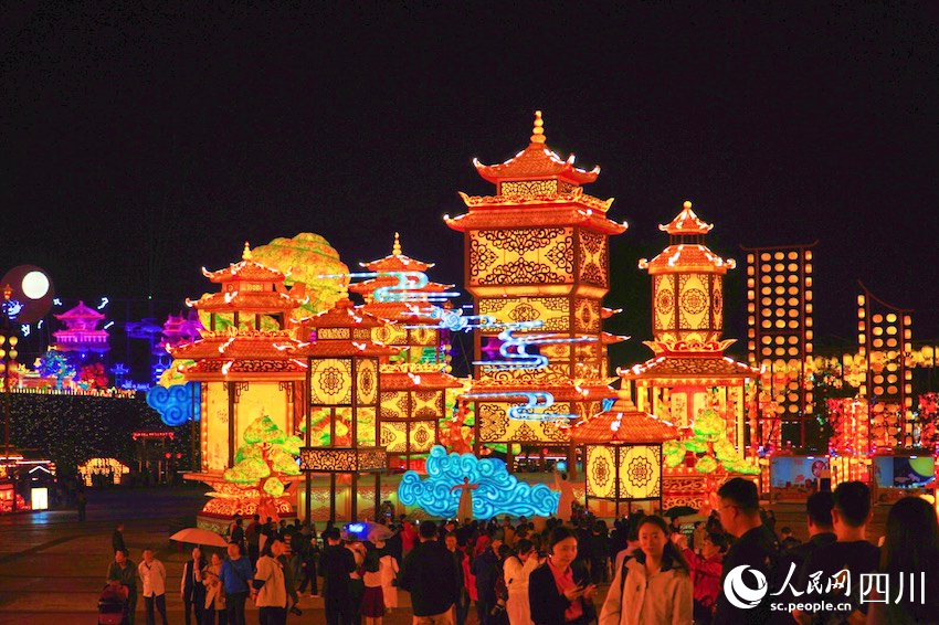 2023中華彩燈大世界中秋國(guó)慶彩燈嘉年華現(xiàn)場(chǎng)。人民網(wǎng) 趙祖樂攝