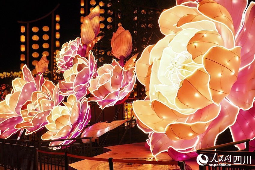 “嘉年華”現(xiàn)場(chǎng)，色彩運(yùn)用大膽?yīng)毺責(zé)艚M《花好月圓》吸睛。人民網(wǎng) 趙祖樂攝