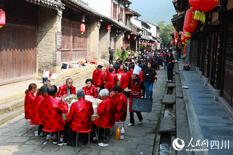 為老人準(zhǔn)備的免費(fèi)午餐。高志農(nóng)攝