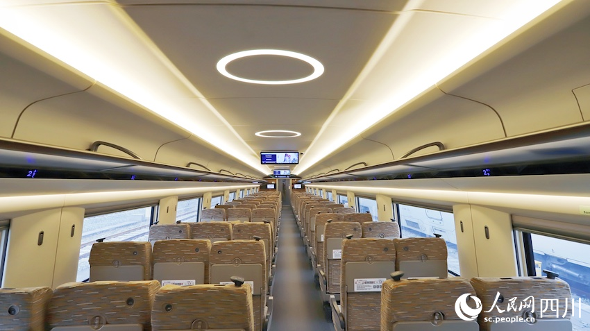 一等座區(qū)域。熊能攝