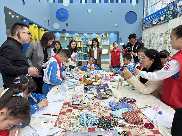 參會嘉賓實地了解同學們的勞動實踐課。青羊區(qū)教育局供圖