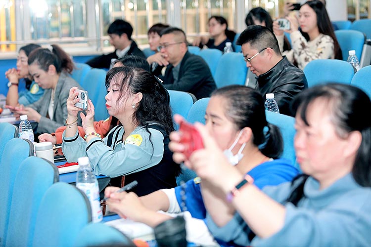 記錄分享會(huì)精彩瞬間。青羊區(qū)教育局供圖