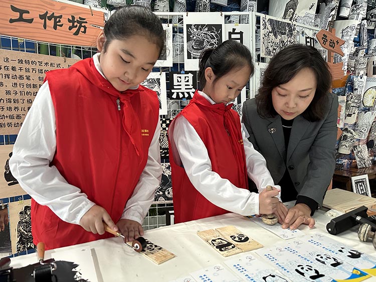 師生一起做木板畫。青羊區(qū)教育局供圖