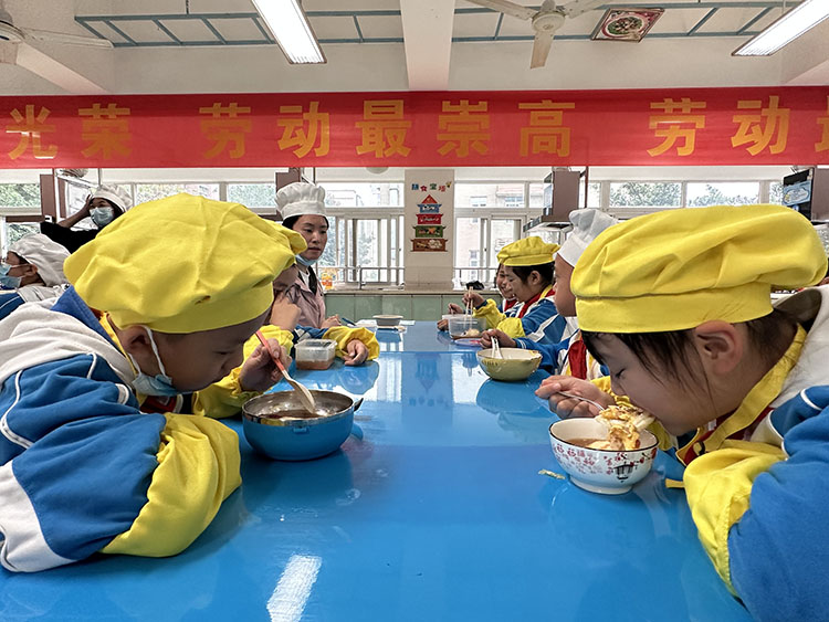 同學們吃著自己做的營養(yǎng)餐。青羊區(qū)教育局供圖