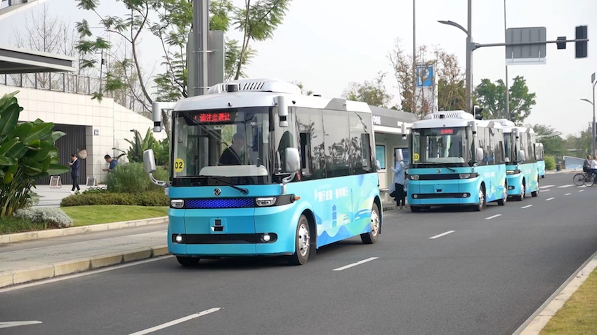 乘客可在站臺(tái)等候乘車。成都經(jīng)開(kāi)區(qū)供圖