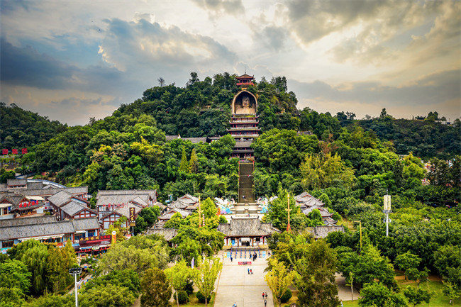 榮縣大佛景區(qū)，活動將在此啟程。彭曉華供圖