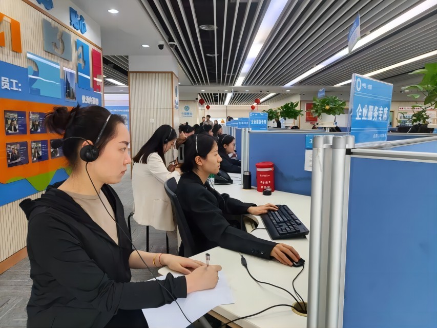 12345熱線解答企業(yè)訴求和問(wèn)題。溫江區(qū)政務(wù)服務(wù)中心供圖