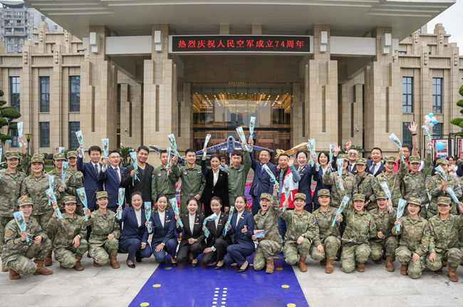 祥宇賓館員工與空軍飛行員及官兵合影。祥宇賓館供圖