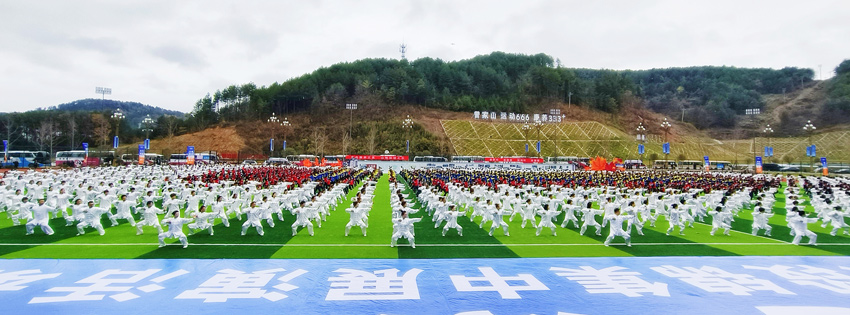 群眾齊練八段錦，朝天文旅一招先。朝天區(qū)委宣傳部供圖