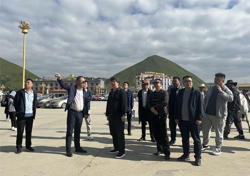 7月19日，都江堰市第七批對口支援工作隊領(lǐng)隊楊波帶隊在塔公鎮(zhèn)塔公村調(diào)研對口援建鄉(xiāng)村振興示范項目?？刀ㄊ腥诿襟w中心供圖