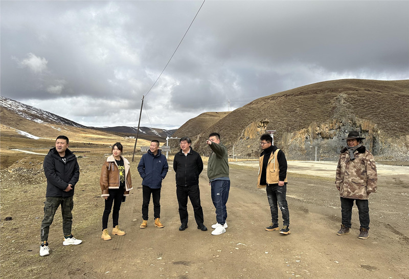 10月31日，都江堰市第七批對口支援工作隊在塔公鎮(zhèn)各日馬村調(diào)研對口援建項目?？刀ㄊ腥诿襟w中心供圖