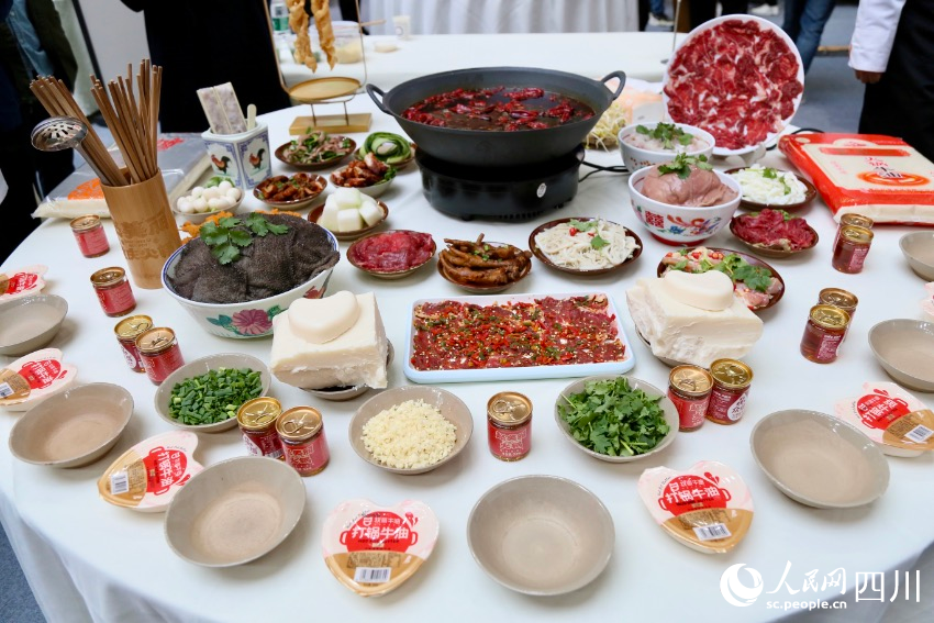 世界中華火鍋宴大賽現(xiàn)場(chǎng)。人民網(wǎng)記者 朱虹攝